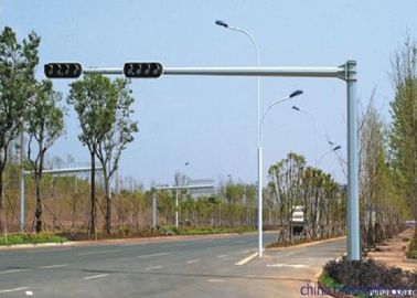 चीन 6.5M Traffic Light Pole Durable Single Arm Outdoor Light Pole With Anchor Bolts आपूर्तिकर्ता
