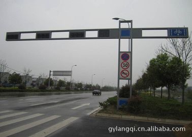 चीन Signal Customization Traffic Light Pole Gr65 4m / 6m Galvanized Road Light Poles आपूर्तिकर्ता
