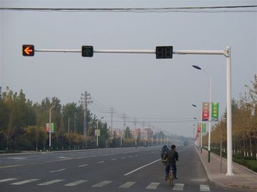 चीन रोडवे यातायात सिग्नल ध्रुव, ड्राइववे जस्ती स्टील ध्रुव 11 एम ऊंचाई 4 एम चौड़ाई आपूर्तिकर्ता