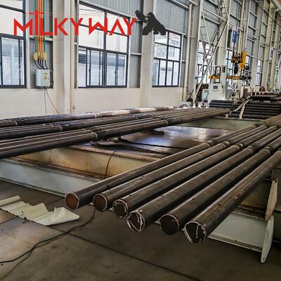 दफनाना घुड़सवार प्रकार स्टील पोल चांदी खत्म स्ट्रीट लाइटिंग उपयोगिता पोल और आउटडोर अवसंरचना परियोजनाओं के लिए आदर्श