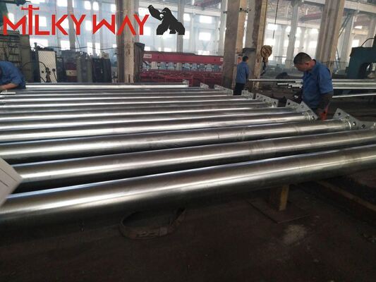 ट्रांसमिशन लाइनों के लिए 35FT से 90FT की लंबाई और सुरक्षात्मक बिटुमेन फिनिश के साथ टिकाऊ अष्टकोणीय स्टील पावर पोल