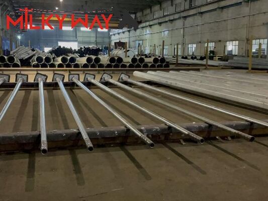 ट्रांसमिशन लाइनों के लिए 35FT से 90FT की लंबाई और सुरक्षात्मक बिटुमेन फिनिश के साथ टिकाऊ अष्टकोणीय स्टील पावर पोल