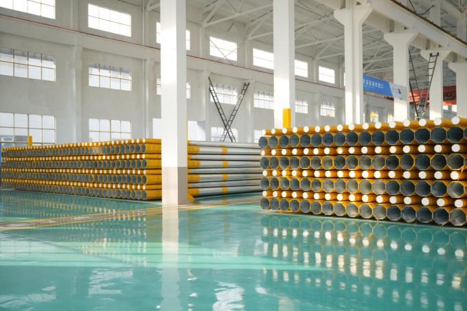 कस्टम डिजाइन स्ट्रीट लाइटिंग के लिए इलेक्ट्रिक पावर पोल हाई मास्ट गार्डन लाइट 500 किमी/घंटे तक हवा प्रतिरोध के साथ 2